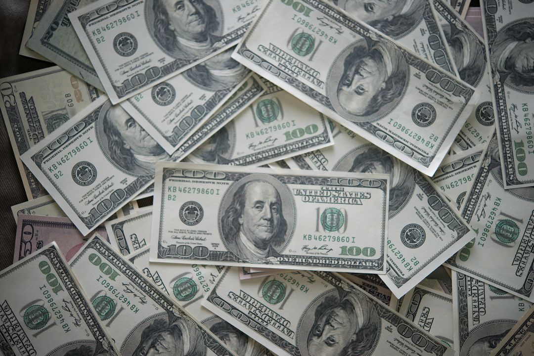 Foto mostra diversas notas de dólar que representam o diferencial da divibank no mercado.