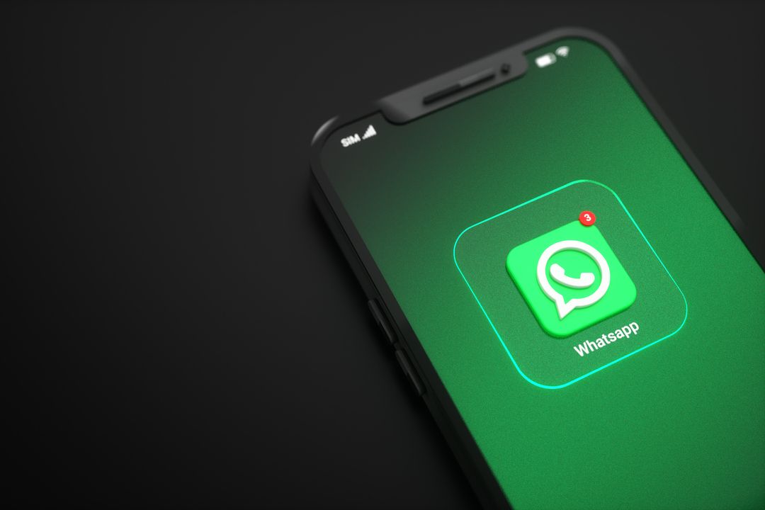 Um celular com o aplicativo do WhatsApp Business aberto, usando a MoEngage para personalizar sua comunicação.